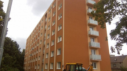 Partyzánská, Plzeň, 2016- hydroizolace lodžií, nová dlažba, nové zábradlí, zateplení fasády bytového domu