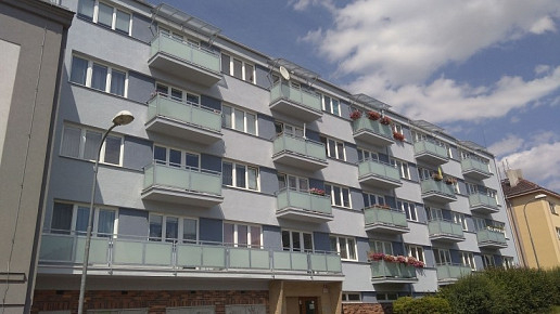 Republikánská 5, 2017- hydroizolace, dlažba, zábradlí balkonů, nátěr fasády