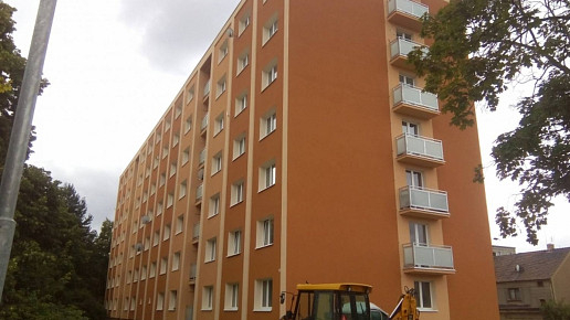 Partyzánská, Plzeň, 2016- hydroizolace lodžií, nová dlažba, nové zábradlí, zateplení fasády bytového domu